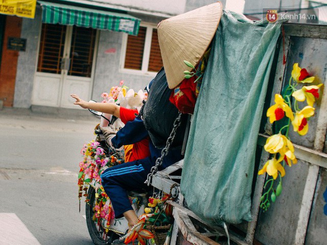 Có một cái Tết rất đẹp trên những chiếc xe mưu sinh của anh nhân viên vệ sinh và anh bán trái cây dạo ở Sài Gòn - Ảnh 5.