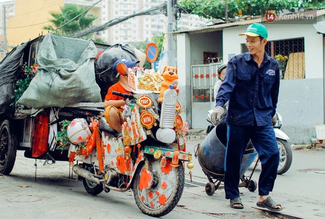Có một cái Tết rất đẹp trên những chiếc xe mưu sinh của anh nhân viên vệ sinh và anh bán trái cây dạo ở Sài Gòn - Ảnh 6.