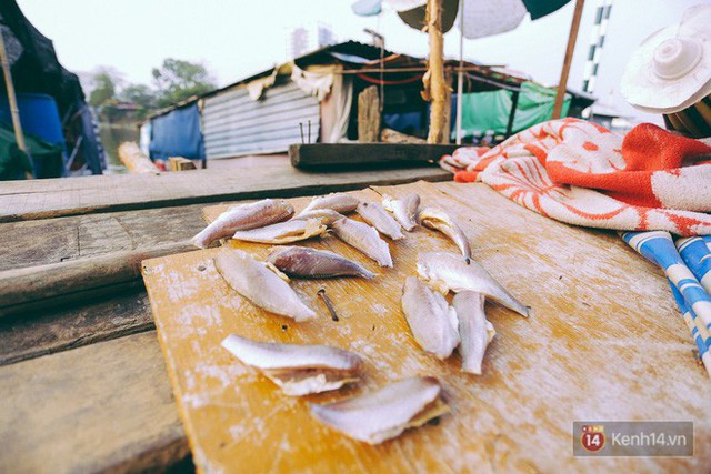 Tết bình dị của người dân xóm chài lênh đênh giữa Sài Gòn: Mâm cỗ đơn giản chỉ với mấy con cá khô - Ảnh 6.