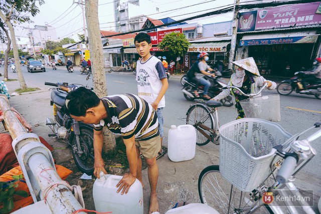 Tết bình dị của người dân xóm chài lênh đênh giữa Sài Gòn: Mâm cỗ đơn giản chỉ với mấy con cá khô - Ảnh 8.