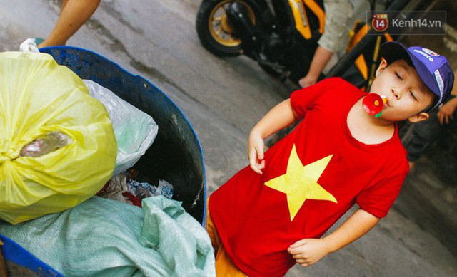 Có một cái Tết rất đẹp trên những chiếc xe mưu sinh của anh nhân viên vệ sinh và anh bán trái cây dạo ở Sài Gòn - Ảnh 10.