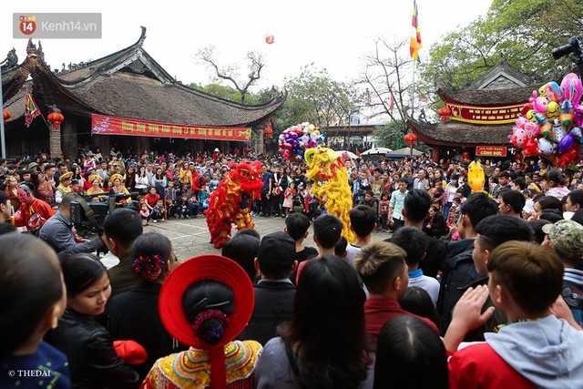 Chùm ảnh: 2 tiếng rước quả pháo dài 6 mét về làng Đồng Kỵ, mở màn mùa lễ hội đầu năm mới - Ảnh 1.