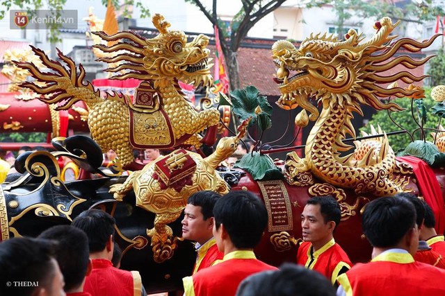 Chùm ảnh: 2 tiếng rước quả pháo dài 6 mét về làng Đồng Kỵ, mở màn mùa lễ hội đầu năm mới - Ảnh 2.