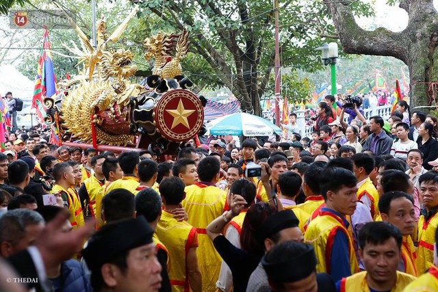 Chùm ảnh: 2 tiếng rước quả pháo dài 6 mét về làng Đồng Kỵ, mở màn mùa lễ hội đầu năm mới - Ảnh 7.