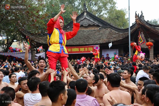 Chùm ảnh: 2 tiếng rước quả pháo dài 6 mét về làng Đồng Kỵ, mở màn mùa lễ hội đầu năm mới - Ảnh 8.
