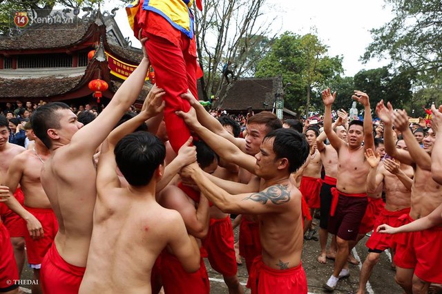 Chùm ảnh: 2 tiếng rước quả pháo dài 6 mét về làng Đồng Kỵ, mở màn mùa lễ hội đầu năm mới - Ảnh 10.