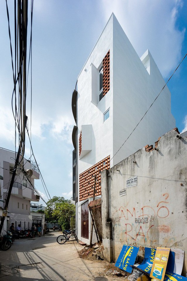  Báo Mỹ viết về ngôi nhà siêu hẹp, siêu méo nhưng đẹp như kiệt tác kiến trúc ở Sài Gòn - Ảnh 1.