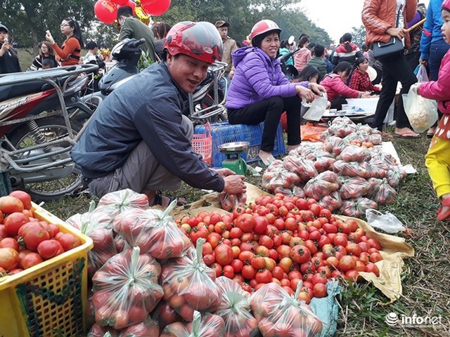 Kỳ lạ phiên chợ ném cà chua cầu may đầu năm ở xứ Thanh - Ảnh 2.