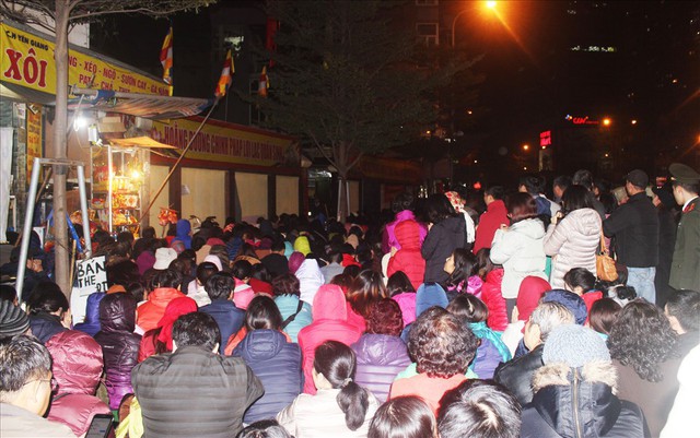 Nghìn người chen chân vái vọng, dâng sao giải hạn tại chùa Phúc Khánh - Ảnh 11.
