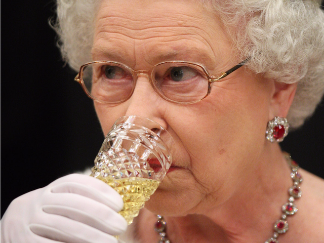 Đầu bếp Hoàng gia Anh tiết lộ chế độ ăn của Nữ hoàng Elizabeth để có cơ thể khỏe mạnh - Ảnh 7.