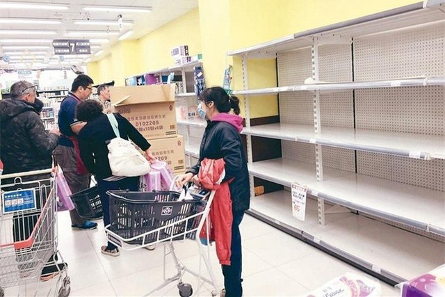 Đài Loan đang đối mặt khủng hoảng giấy vệ sinh, người dân đổ xô đi mua vì lo cháy hàng - Ảnh 1.