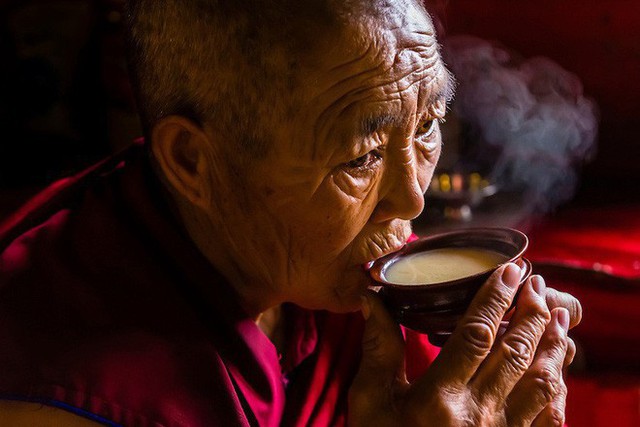  Trà bơ và muối - thức uống phải đi gần 4.000km mới đến nơi, giúp người Tây Tạng tồn tại hàng ngàn năm giữa cao nguyên lạnh giá - Ảnh 2.