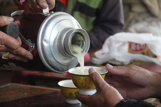  Trà bơ và muối - thức uống phải đi gần 4.000km mới đến nơi, giúp người Tây Tạng tồn tại hàng ngàn năm giữa cao nguyên lạnh giá - Ảnh 6.