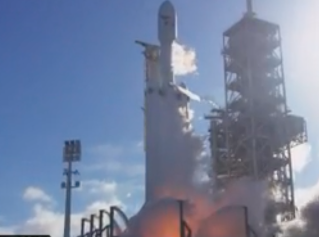 Công ty của Elon Musk vừa phóng thành công tên lửa mạnh nhất thế giới - Ảnh 1.