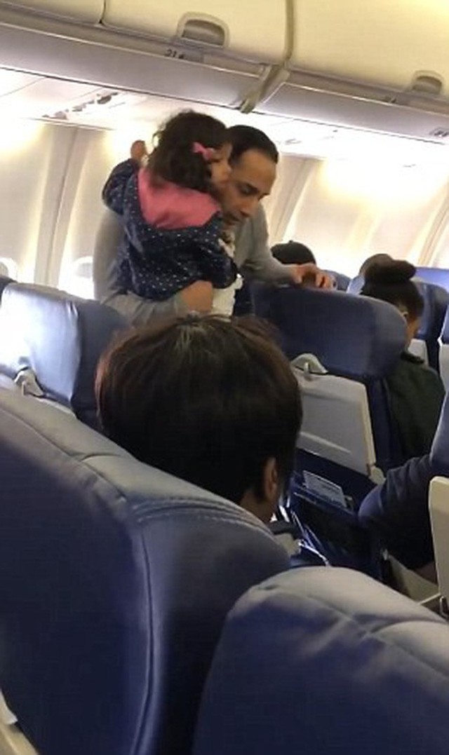 Vì con gái sợ bay và muốn ngồi trên đùi bố một lúc, 2 bố con bị tiếp viên hàng không đuổi khỏi máy bay - Ảnh 4.