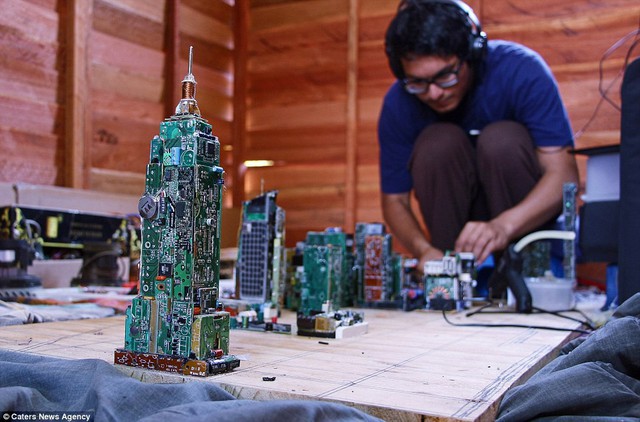 Siêu mọt sách 17 tuổi xây cả thành phố thu nhỏ từ linh kiện máy tính nhặt được - Ảnh 1.