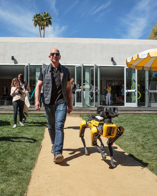 Khí chất của tỷ phú giàu nhất thế giới: Jeff Bezos dắt chó robot đi dạo tại hội nghị thường niên của Amazon - Ảnh 1.