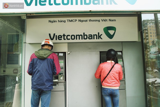 Nhiều chủ tài khoản Vietcombank phản ứng sau biểu phí mới: Sẽ mở thêm vài tài khoản ngân hàng khác để không bị “phụ thuộc”! - Ảnh 1.