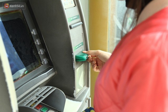 Nhiều chủ tài khoản Vietcombank phản ứng sau biểu phí mới: Sẽ mở thêm vài tài khoản ngân hàng khác để không bị “phụ thuộc”! - Ảnh 2.