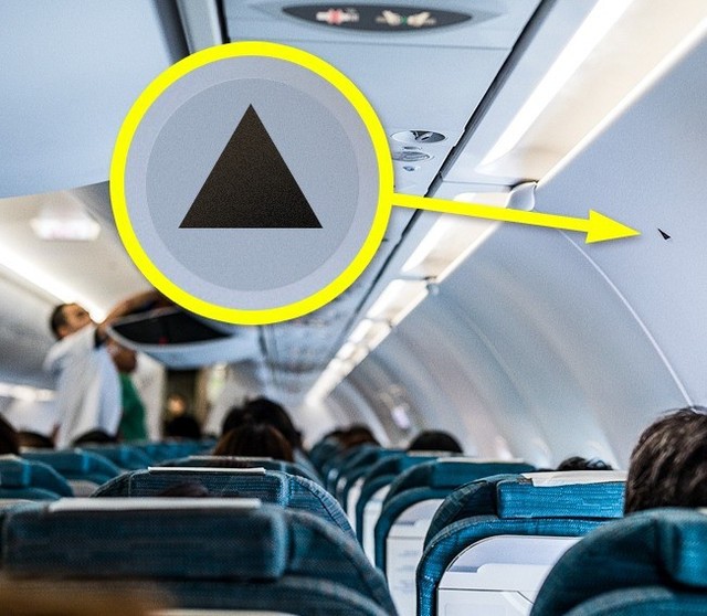 Đi máy bay nếu chỗ ngồi của bạn ở vị trí có ký hiệu hình tam giác màu đen này thì bạn rất may mắn nhé - Ảnh 2.