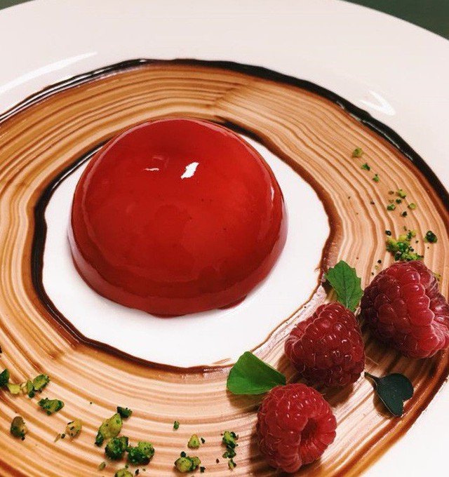 Ái nữ được mẹ khuyên đừng mua túi 300 USD mà trong túi thì rỗng: Vừa đi học, vừa làm phụ bếp để hiểu giá trị của đồng tiền - Ảnh 11. Ái nữ được mẹ khuyên đừng mua túi 300 USD mà trong túi thì rỗng: Vừa đi học, vừa làm phụ bếp để hiểu giá trị của đồng tiền - Ảnh 11.