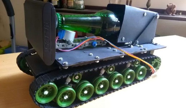 Tương lai là đây, xe tăng phục vụ bia được điều khiển bằng trợ lý ảo Alexa - Ảnh 1.