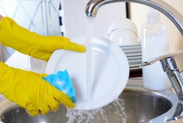 Nghiên cứu cho thấy chồng rửa bát cùng vợ sẽ giúp cải thiện cả... khả năng sinh lý - Ảnh 1.