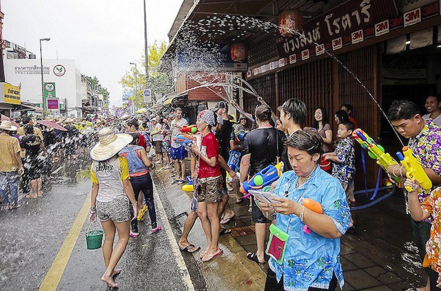 Câu chuyện xâm hại tình dục mỗi mùa lễ hội té nước Songkran: Khi nạn nhân vẫn bị đổ lỗi vì ăn mặc hở hang! - Ảnh 5.