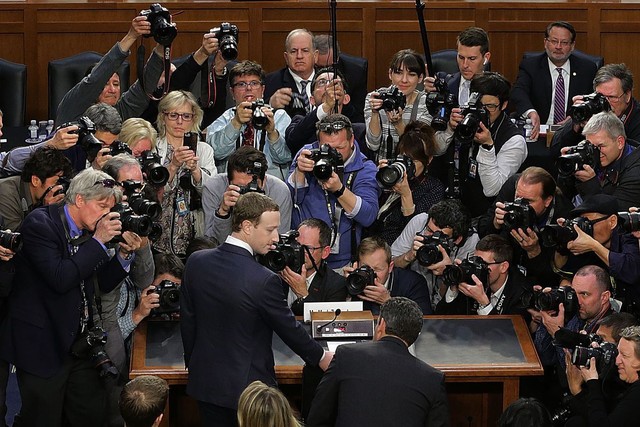 Bức ảnh Mark Zuckerberg bị kẹp chặt bởi đoàn quân camera chính là phép ẩn dụ hoàn hảo cho mặt tối của Facebook - Ảnh 1.