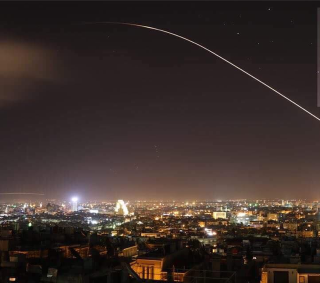 Nổ lớn trên bầu trời Syria, hình ảnh đầu tiên về cuộc tấn công của liên minh Mỹ-Anh-Pháp - Ảnh 1.