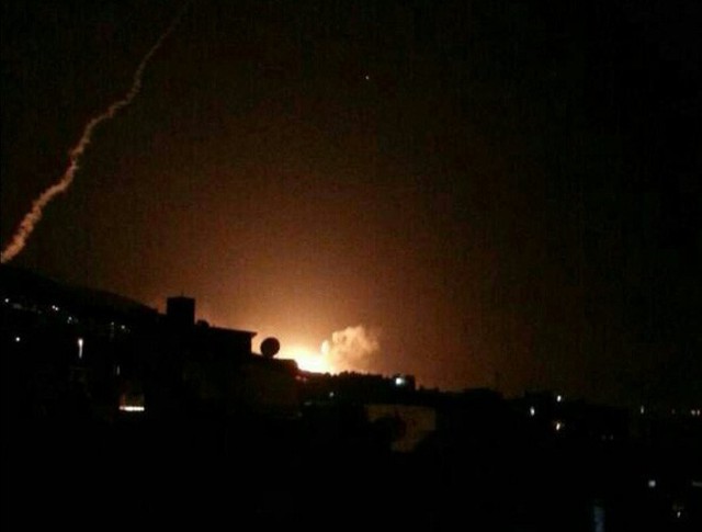 Nổ lớn trên bầu trời Syria, hình ảnh đầu tiên về cuộc tấn công của liên minh Mỹ-Anh-Pháp - Ảnh 2.