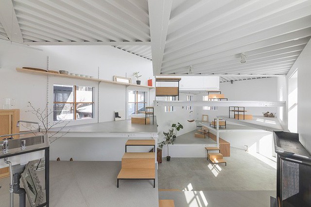 Nhờ kiểu xếp tầng cực linh hoạt, kiến trúc sư Nhật nhồi được 7 tầng sử dụng vào độ cao chỉ bằng 2 tầng nhà - Ảnh 1.