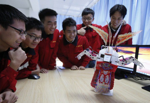 Trung Quốc mạnh tay bồi dưỡng AI cho 500 giáo viên và 5000 sinh viên ưu tú hòng bắt kịp nhiều cường quốc - Ảnh 1.
