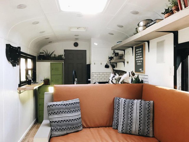 Bán nhà cửa, bỏ gần 1 tỷ đồng mua xe bus cũ, cặp vợ chồng bỏ lại tất cả đưa con đi chu du khắp đất nước - Ảnh 4. Bán nhà cửa, bỏ gần 1 tỷ đồng mua xe bus cũ, cặp vợ chồng bỏ lại tất cả đưa con đi chu du khắp đất nước - Ảnh 4.