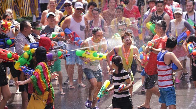 Con số đau lòng mỗi mùa lễ hội té nước qua đi: 378 người thiệt mạng tại Thái Lan sau 6 ngày Tết Songkran - Ảnh 1.