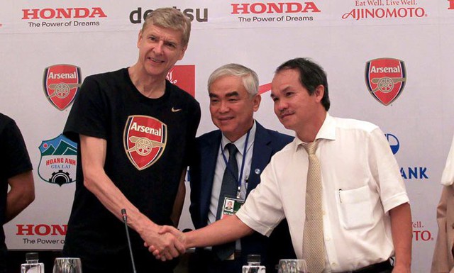 Bầu Đức và cái bắt tay lịch sử với HLV Wenger cho ra đời lứa Công Phượng, Xuân Trường - Ảnh 1.