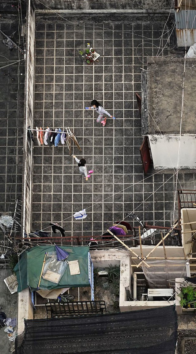 [Ảnh] Concrete stories: Cuộc sống muôn màu trên những tầng thượng của Hồng Kông - Ảnh 4.