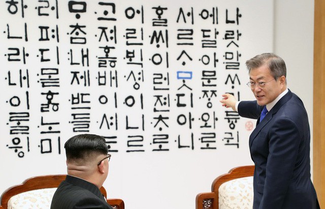  Giải mã bức tường đầy chữ phía sau hai nhà lãnh đạo Moon Jae-in và Kim Jong-un - Ảnh 3.