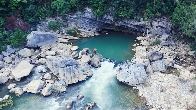 Lễ 30-4: Tour độc lạ vào hang, băng rừng, leo núi... đắt khách - Ảnh 4.