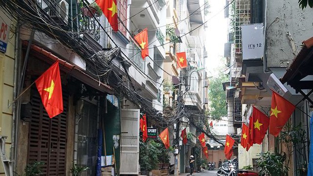 Phố phường Hà Nội rực rỡ cờ đỏ sao vàng mừng ngày thống nhất  Nhịp sống Thủ đô - Ảnh 3.