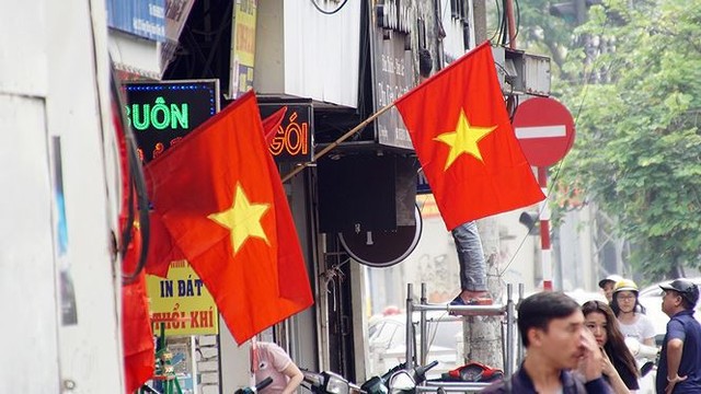 Phố phường Hà Nội rực rỡ cờ đỏ sao vàng mừng ngày thống nhất  Nhịp sống Thủ đô - Ảnh 6.