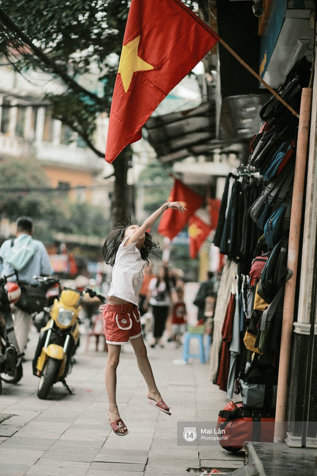 Những con phố, chung cư cao tầng ở Hà Nội nhuộm đỏ cờ Tổ quốc trong ngày giải phóng miền Nam thống nhất đất nước - Ảnh 5.