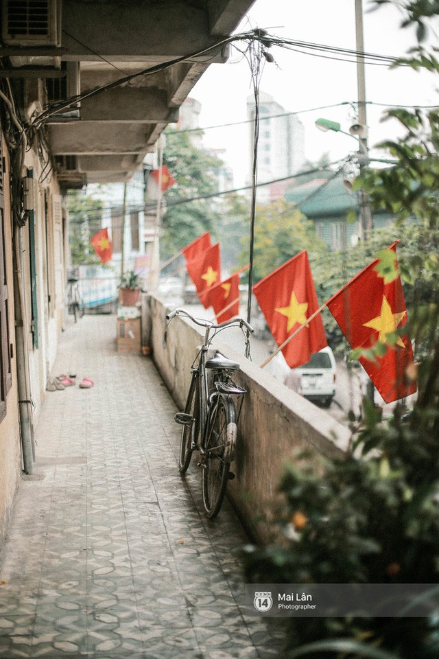 Những con phố, chung cư cao tầng ở Hà Nội nhuộm đỏ cờ Tổ quốc trong ngày giải phóng miền Nam thống nhất đất nước - Ảnh 9.