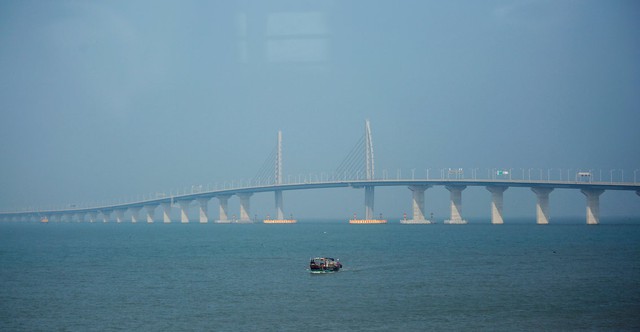 Trung Quốc mở cửa cầu trên biển dài nhất thế giới, nối Hongkong và Macau, dùng đến lượng thép đủ để xây 60 tháp Eiffel - Ảnh 12.