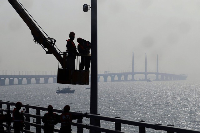 Trung Quốc mở cửa cầu trên biển dài nhất thế giới, nối Hongkong và Macau, dùng đến lượng thép đủ để xây 60 tháp Eiffel - Ảnh 13.