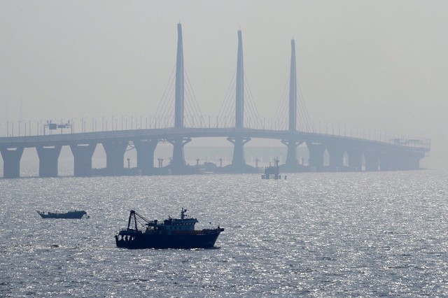 Trung Quốc mở cửa cầu trên biển dài nhất thế giới, nối Hongkong và Macau, dùng đến lượng thép đủ để xây 60 tháp Eiffel - Ảnh 6.