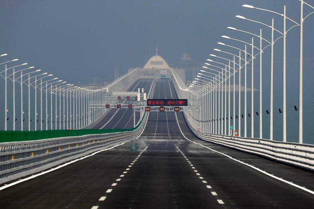 Trung Quốc mở cửa cầu trên biển dài nhất thế giới, nối Hongkong và Macau, dùng đến lượng thép đủ để xây 60 tháp Eiffel - Ảnh 8.