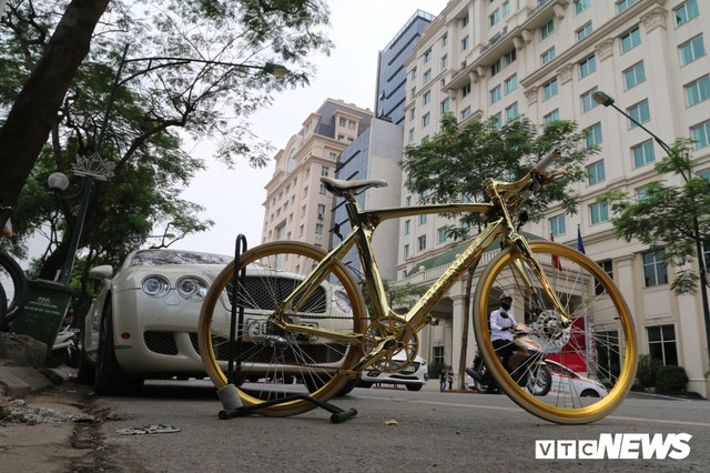 Bí ẩn chiếc xe đạp mạ vàng đắt ngang chung cư, người mua ra giá cả tỷ đồng - Ảnh 1. Bí ẩn chiếc xe đạp mạ vàng đắt ngang chung cư, người mua ra giá cả tỷ đồng - Ảnh 1.
