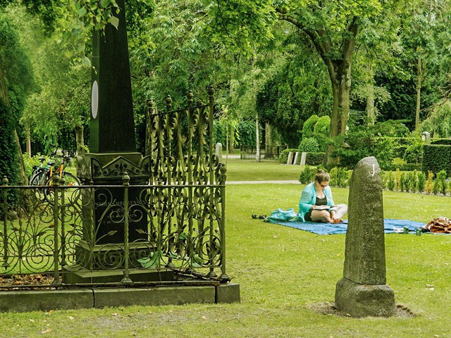 Dạo chơi trong nghĩa địa, tắm nắng cạnh bia mộ - Thói quen kỳ lạ đến kinh dị của người Đan Mạch - Ảnh 3. Dạo chơi trong nghĩa địa, tắm nắng cạnh bia mộ - Thói quen kỳ lạ đến kinh dị của người Đan Mạch - Ảnh 3.
