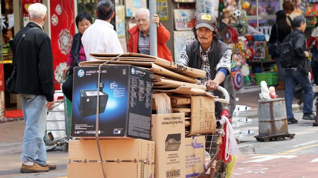 Cuộc sống của những người già ở Hồng Kông: Vẫn phải vật lộn mưu sinh dù đã quá tuổi nghỉ hưu - Ảnh 4.